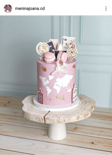 Menina Joana Cake Design, Cenário Green Classic Room  #153, com Base Natural Wood #040