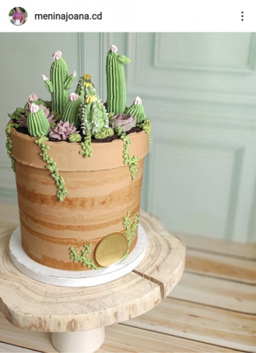 Menina Joana Cake Design, Cenário Green Classic Room  #153, com Base Natural Wood #040